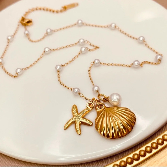 Gorgeous Pearl Beaded Starfish Seashells Charms Dainty Necklace in Gold - Picture 2 of 4